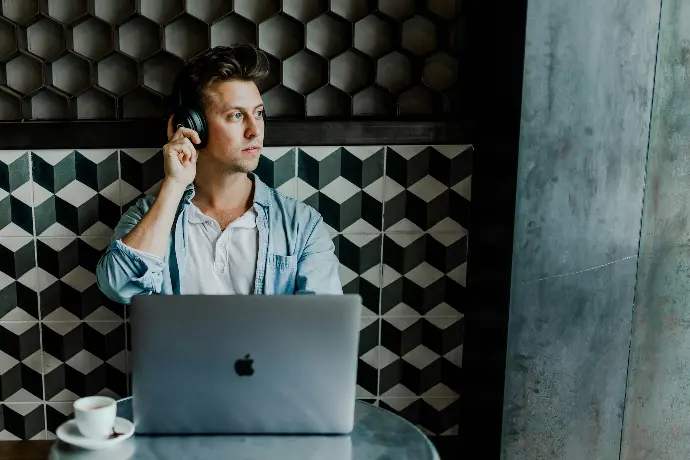 client odoo assis devant macbook